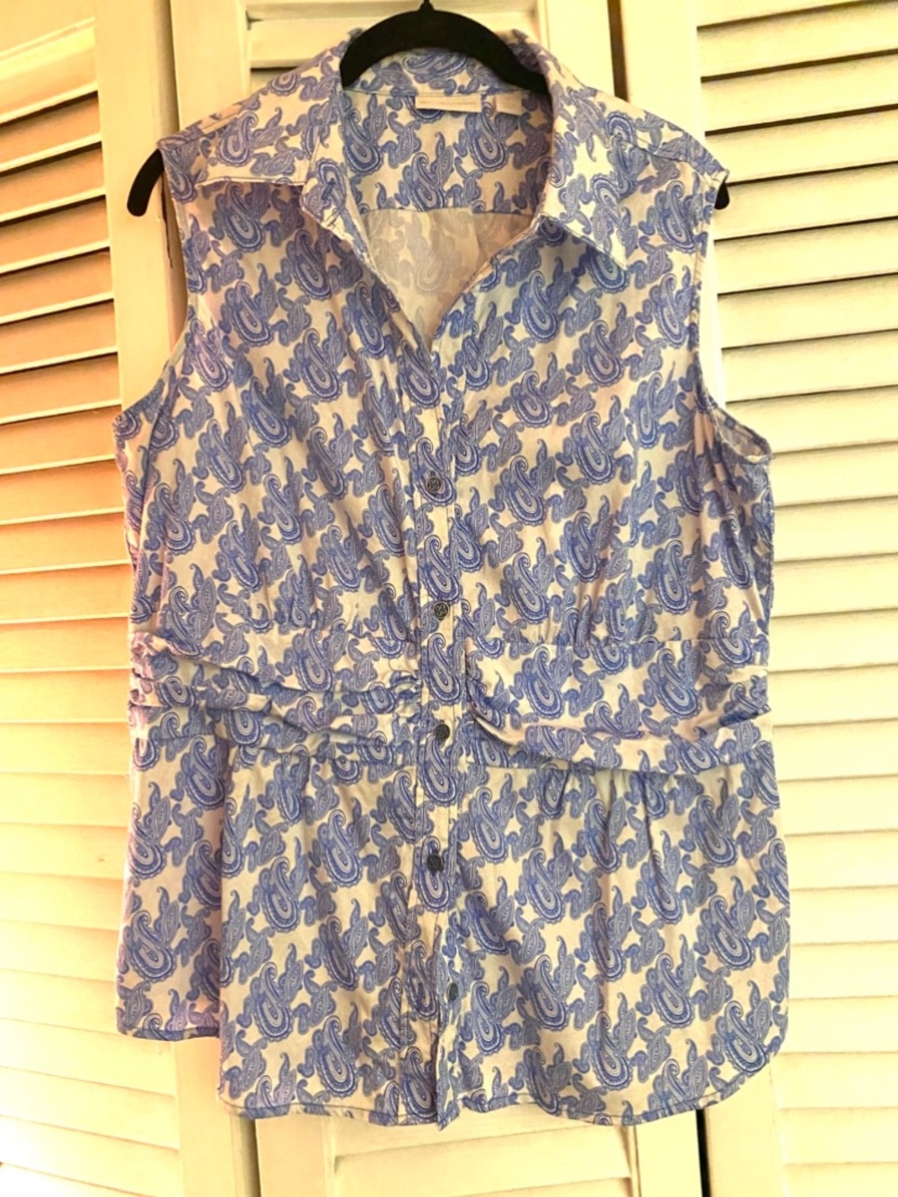 NY & Co. white and Blue Paisley Womens sleeveless button down collared shirt